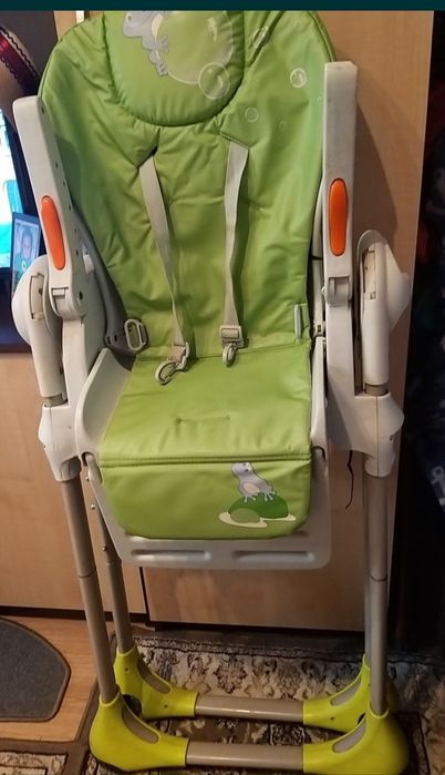 Vând măsuță pentru copii stare foarte bună,  ușoră, practică,