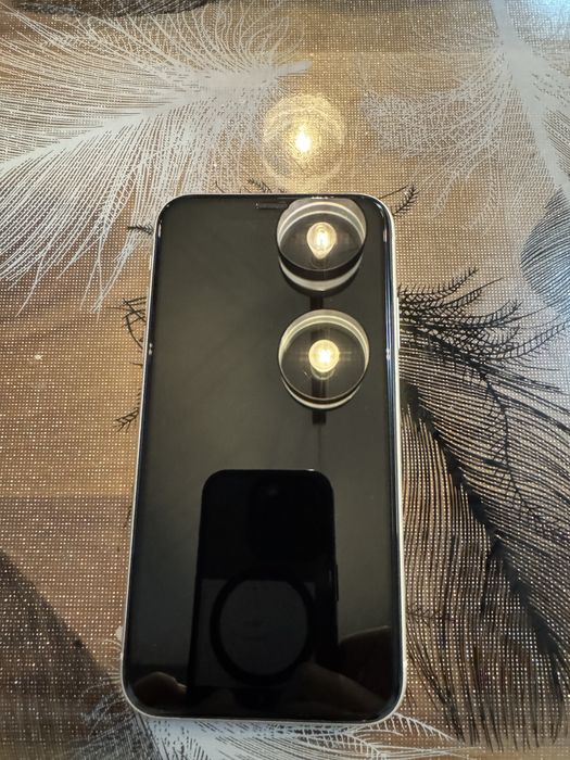 iPhone 11 бял цвят в много добро състояние