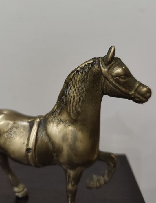 Винтидж месингова фигура на кон – масивна, ретро декорация