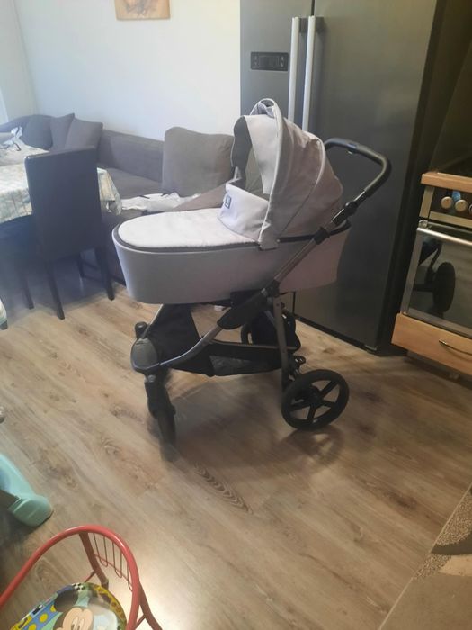 Бебешка количка (лесно маневрена]