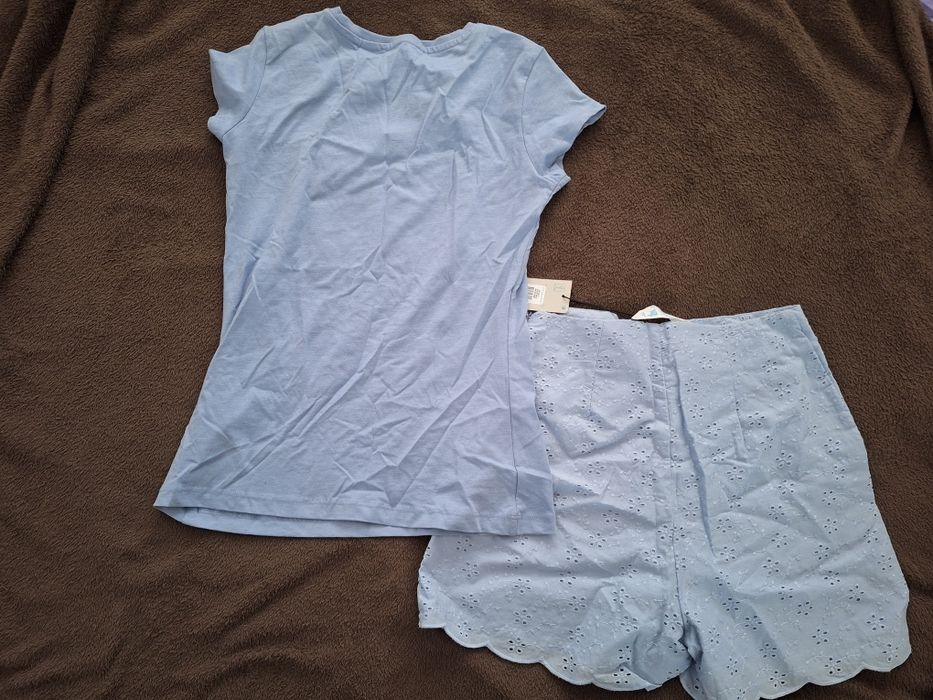 Set pantaloni scurti, tricou albastru deschis cu model floral