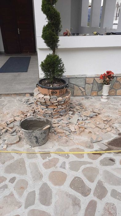 Amenajări curți cu piatră naturală și plante