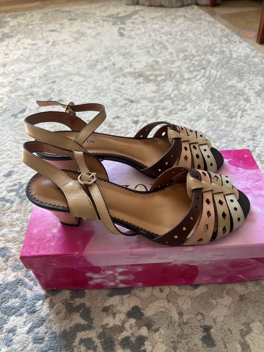 Продам босоножки новые