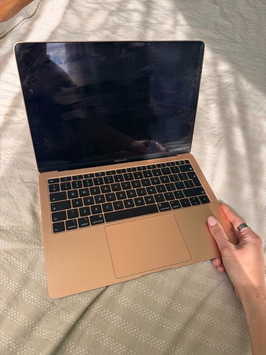 MacBook Air 2019 със зарядно, розов, почти неизползван
