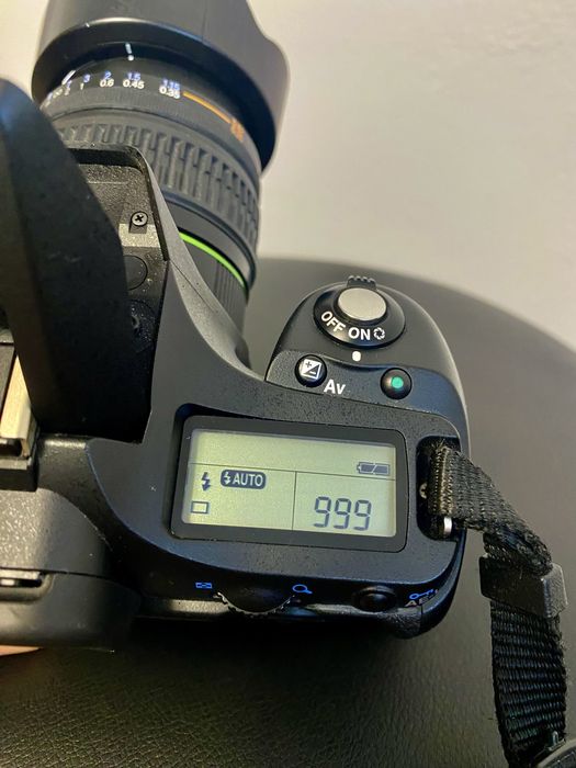Vând aparat foto DSLR Pentax K200D, în stare bună și perfect funcțional, cu shutter count foarte mic: doar 3363 cadre.