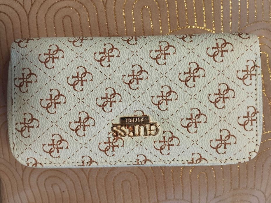Нови елегантни портмонета Louise Vuitton, Guess