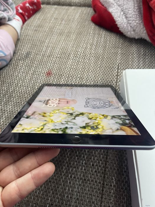 Таблет Apple iPad 6th Generation Wi Fi 32GB GSM iPhone Nike Jordan