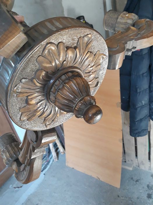 candelabru sculptat