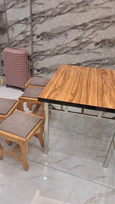 Продаётся стол и 4 табуретки.