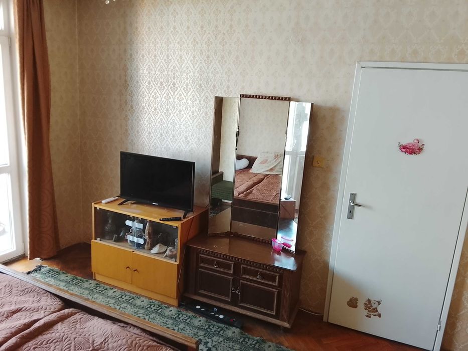 Тристаен апартамент център