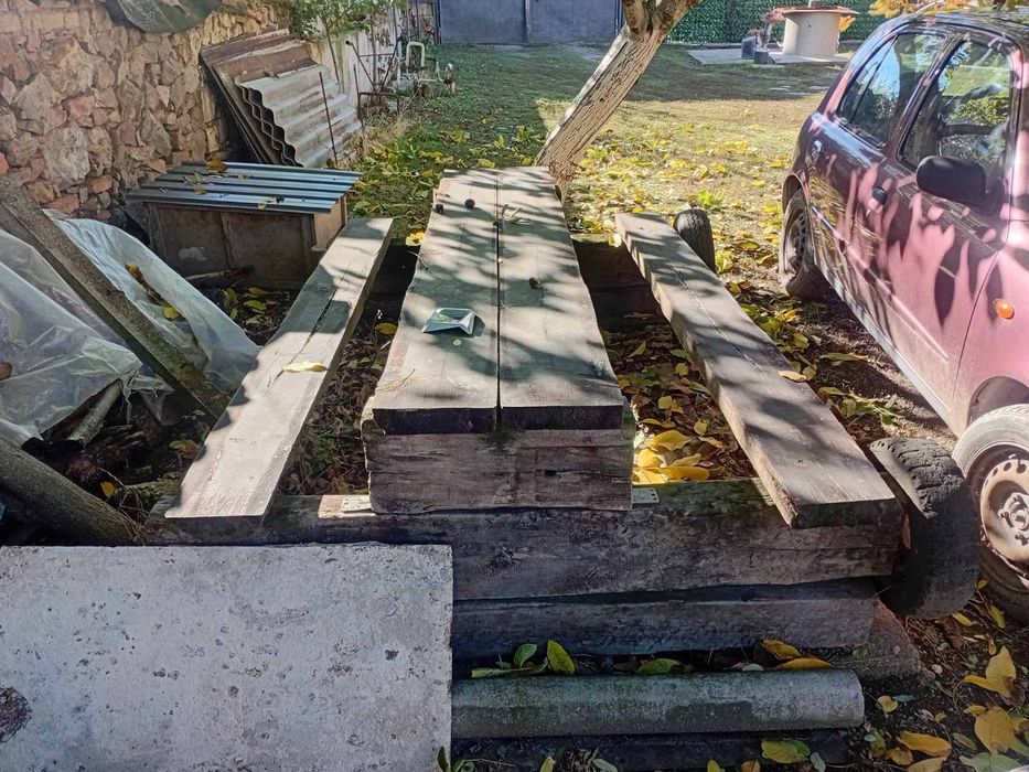 Продавам маса, направена изцяло от траверси