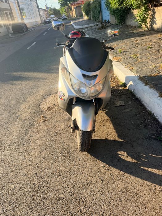 Vând scuter pe benzină de 400