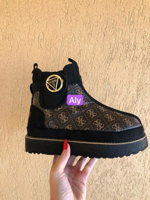 Adidași și ugg-uri