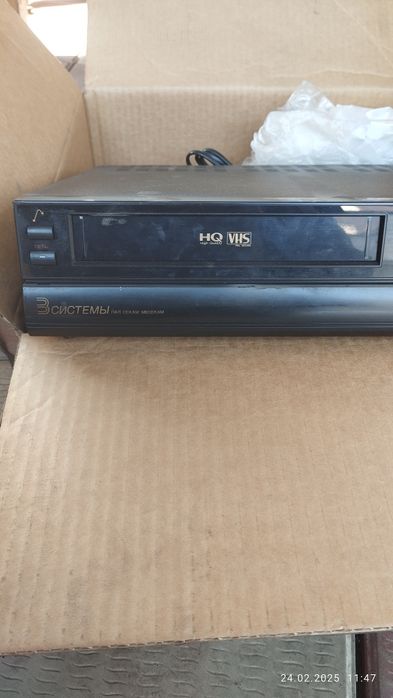 Два телевизора и два видеомагнитофона