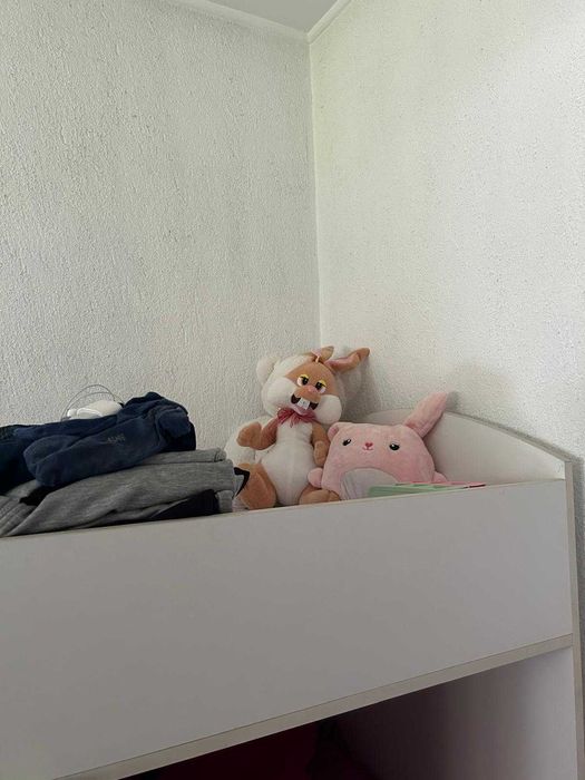 Детско легло със стълбичка и двоен шкаф