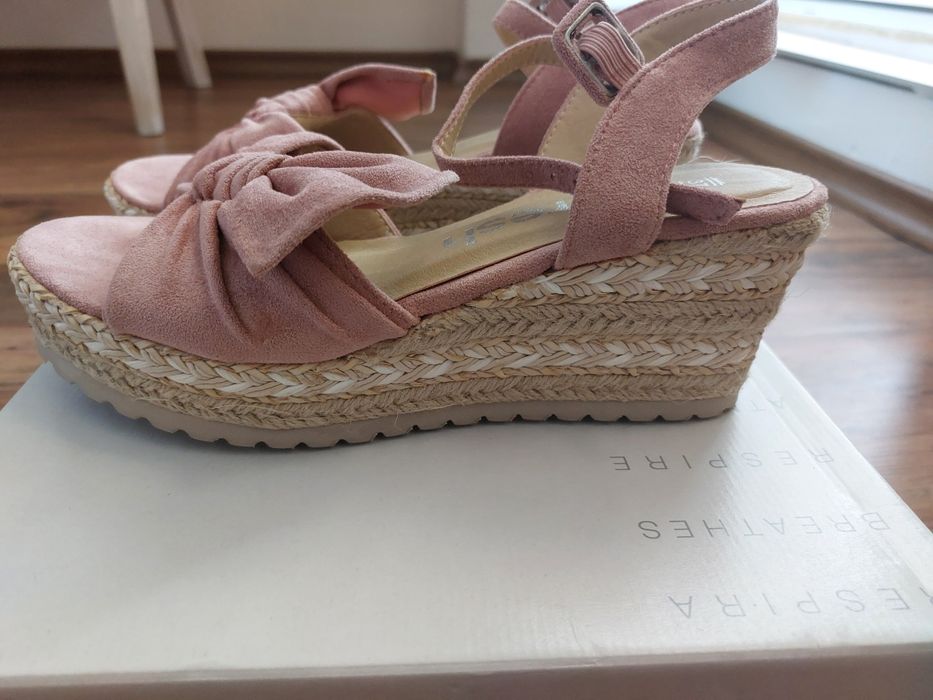 Ежеджевни сандали на платформа и ток в розов и червен цвят