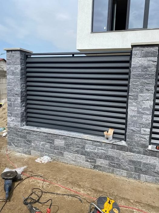 Garduri și porți din jaluzele șipcă metalică place de beton