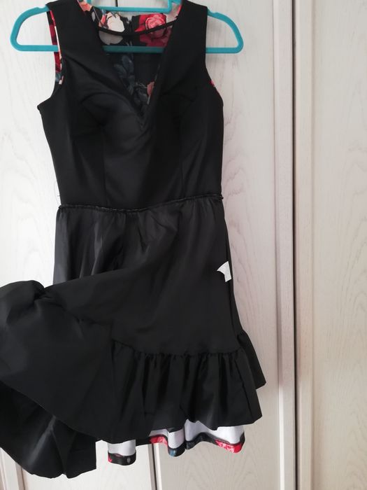 Rochie midi clos neagra cu flori rosii