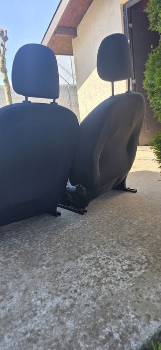 Vând scaune Logan 2