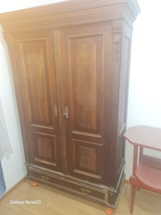 Vând mobila veche sculptata