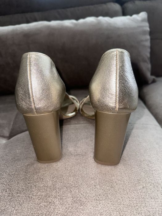 Златисти сандали на висок ток