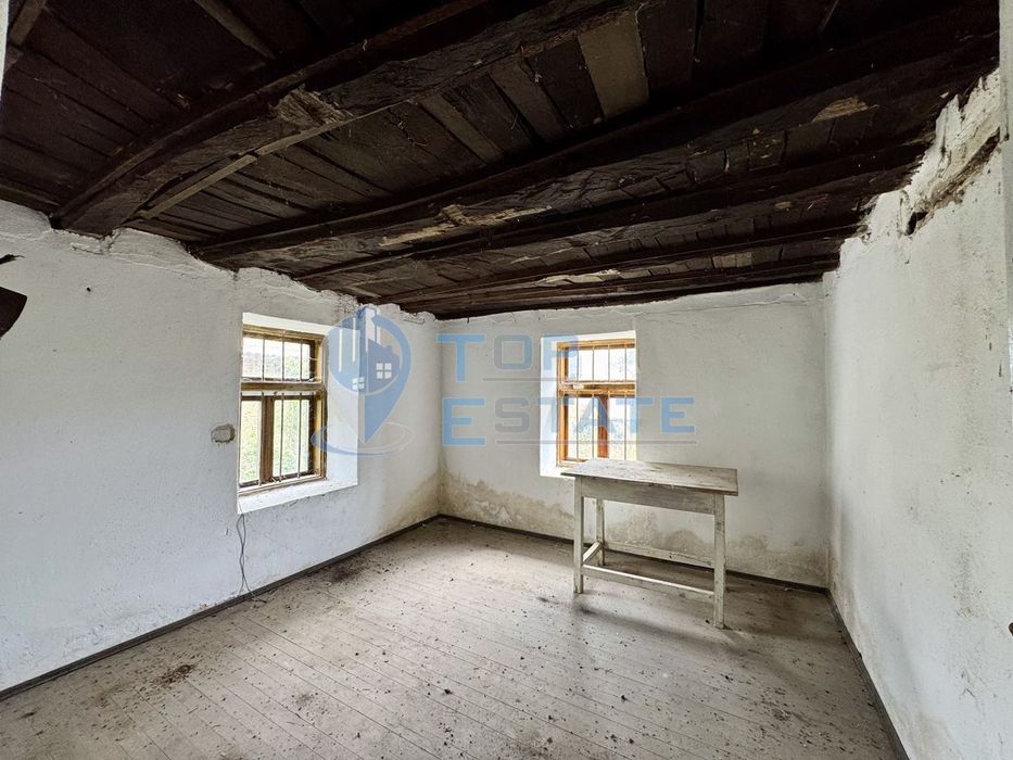 Двуетажна тухлена къща с допълнителни постройки и голям двор в село К