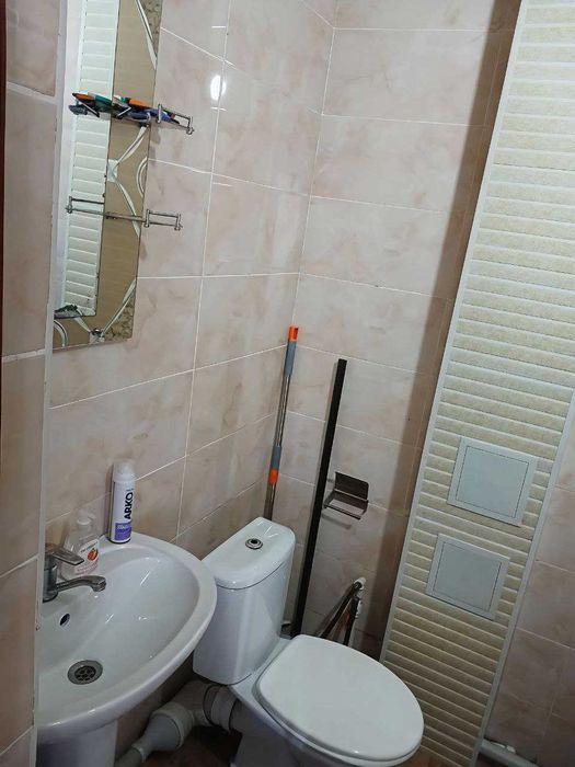 Янгийўлда 3 хонали кв. шошилинч сотилади 42000
