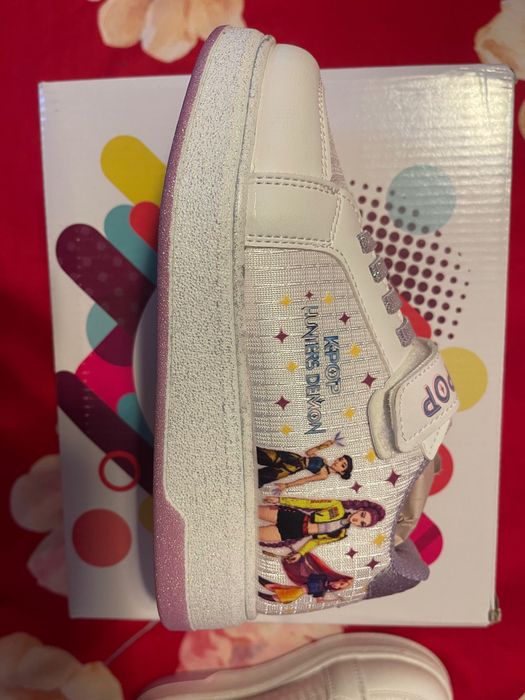 Adidasi K-pop fetita