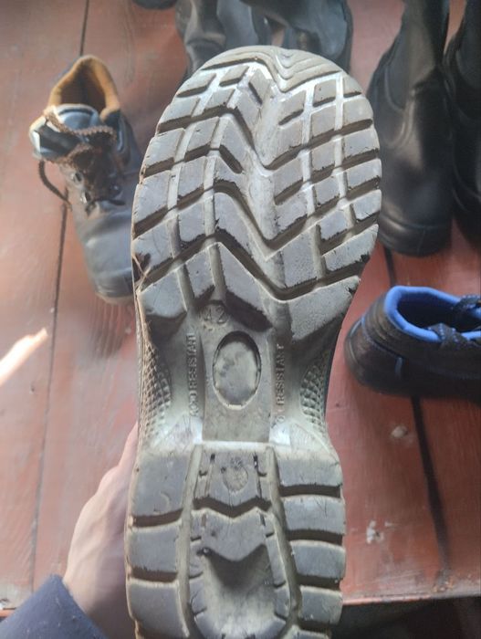 Ишга кийиш учун хар хил турдаги сапог ва ботинкалар