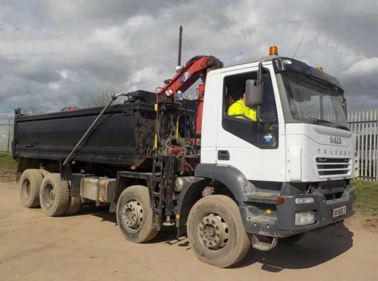 Basculabila Iveco Trakker 8X4 cu macara HMF 2007