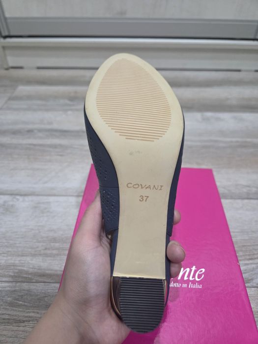 Кожаные босоножки Covani