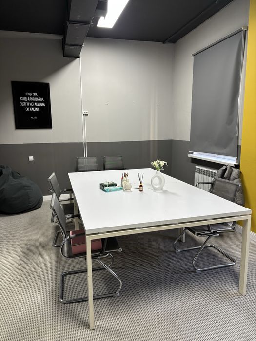 Офисный стол.