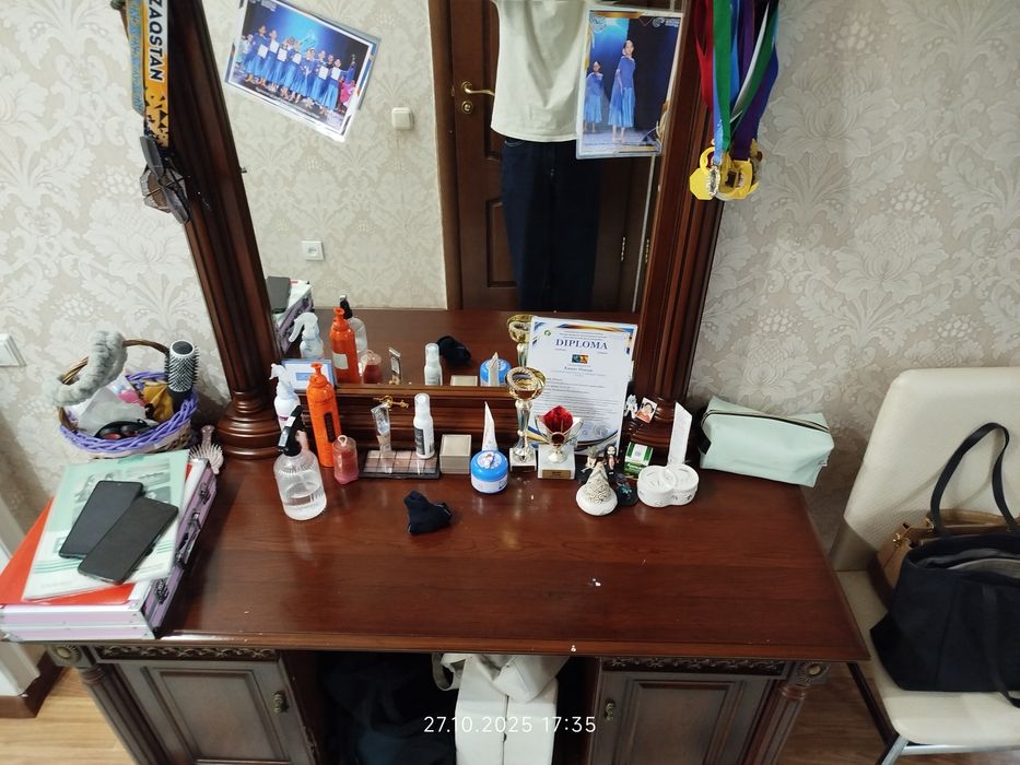 Продам стол с зеркалом