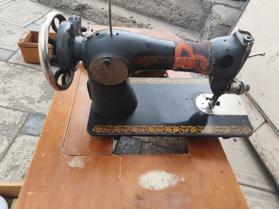 Швейная машинка старая