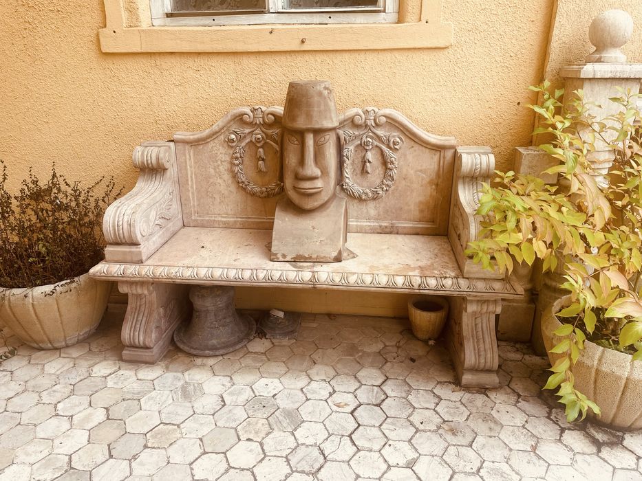 De vinzare banca 1000€ si piesa de ceramica veche 250€