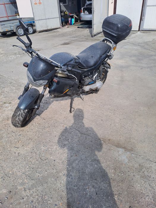 Vand 3 scutere 600 euro negociabil.