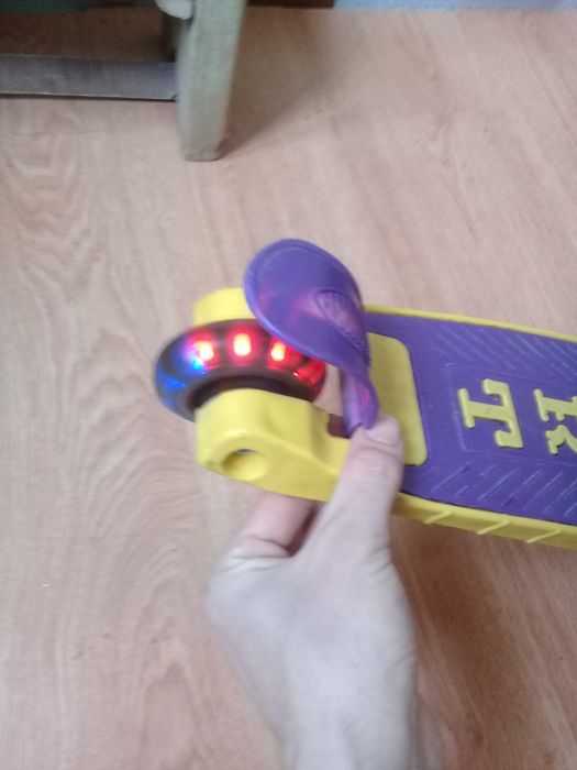 Трехколесный самокат со светящимися колесами