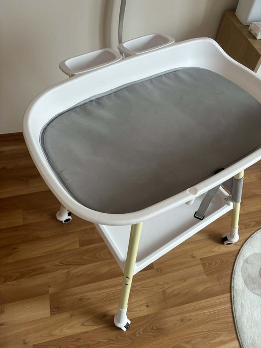 Маса за повиване ,регулируема височина,отлично състояние!