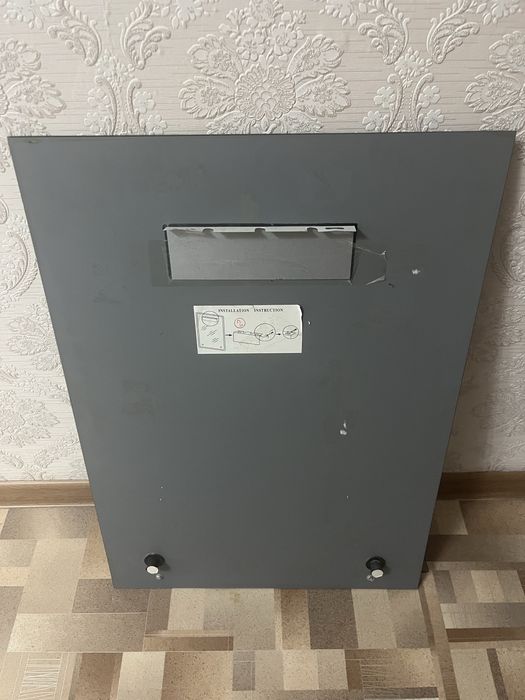 Настенное зеркало с полкой