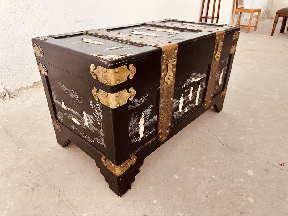 Камфоров сандък в стил Chinoiserie – масивно дърво, месингов обков