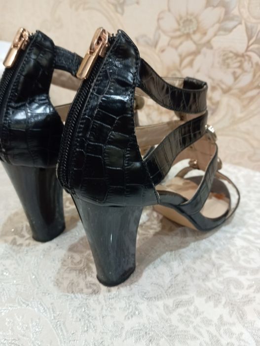 Продаются босоножки.