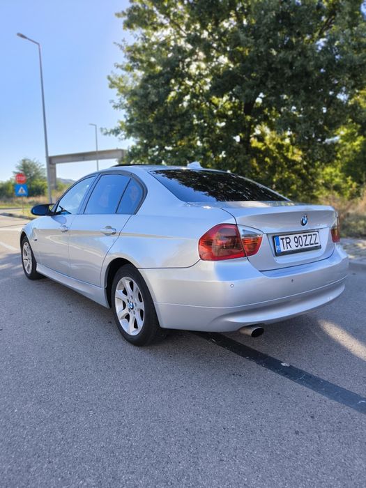 BMW E90 320d 163 CP Automată • Trapa • Piele • Xenon • Navigație Mare