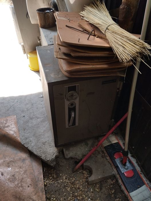 Сейф продам  огнеупорные 4шт