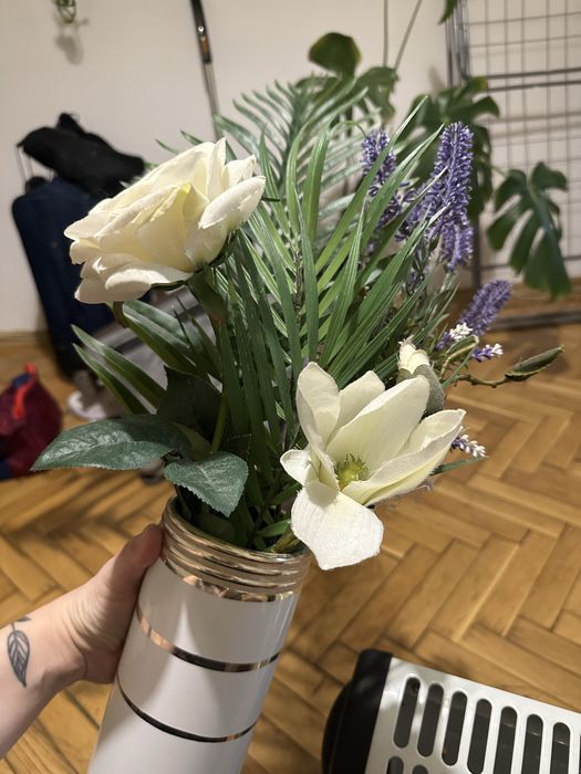 Ваза с изкуствени цветя