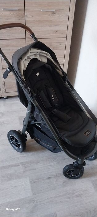 Продам коляску Joie.