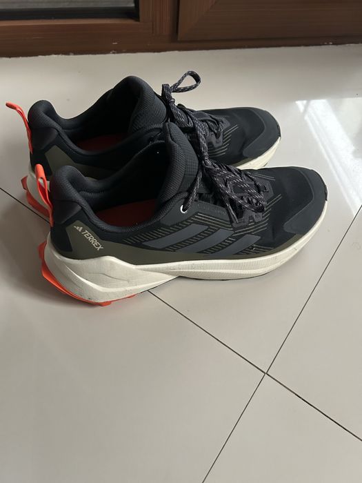 Vand adidasi  terrex  noi