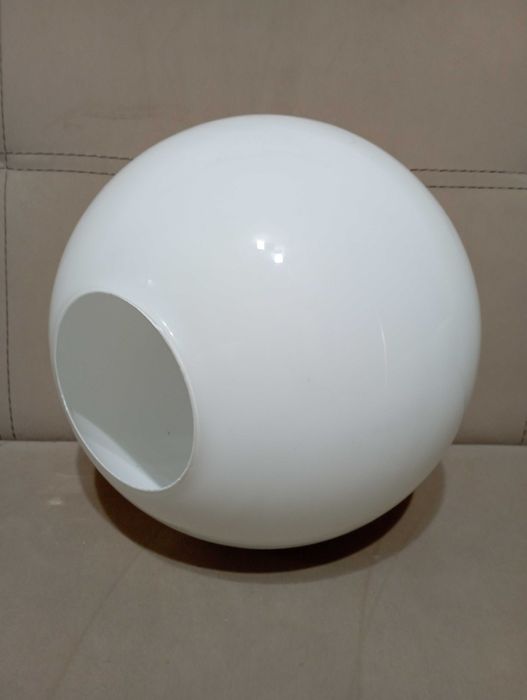 Много голяма стъклена сфера - глобус за лампа или полилей