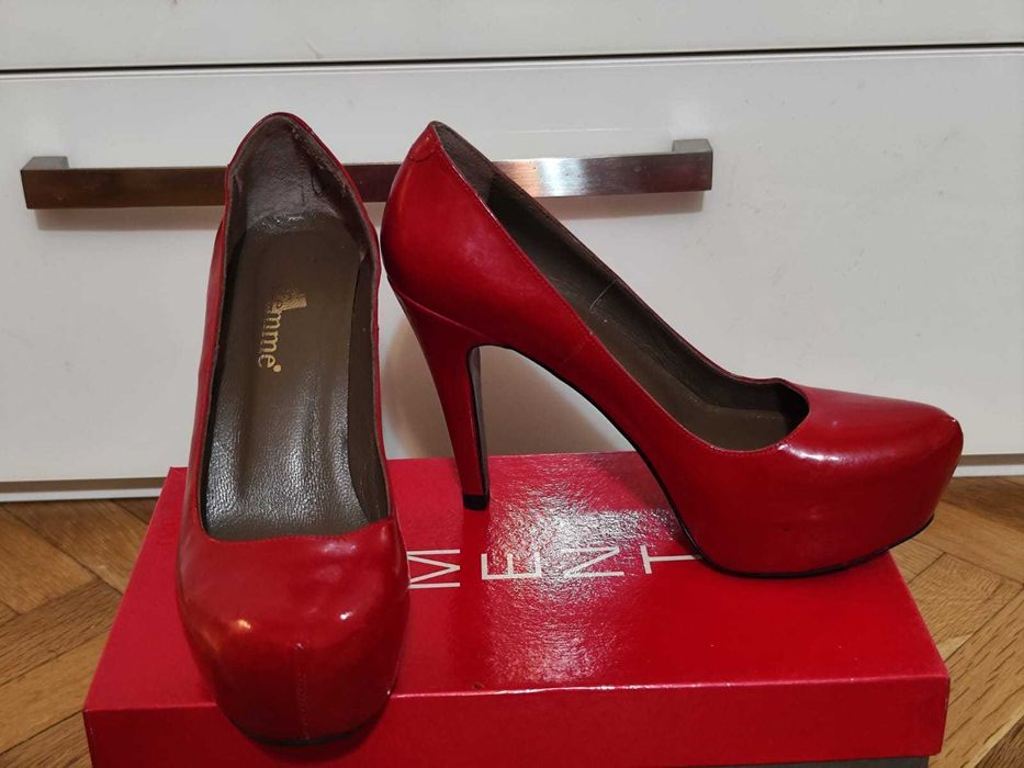 Дамски обувки на висок ток