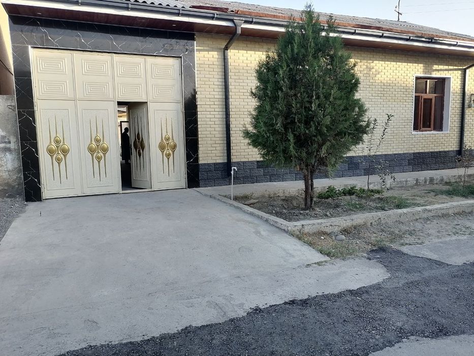 Жомбой марказида ховли сотилади