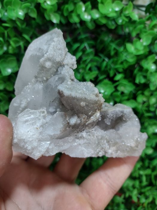 Минералите са   кварц галенид пирит и калцит от родопите